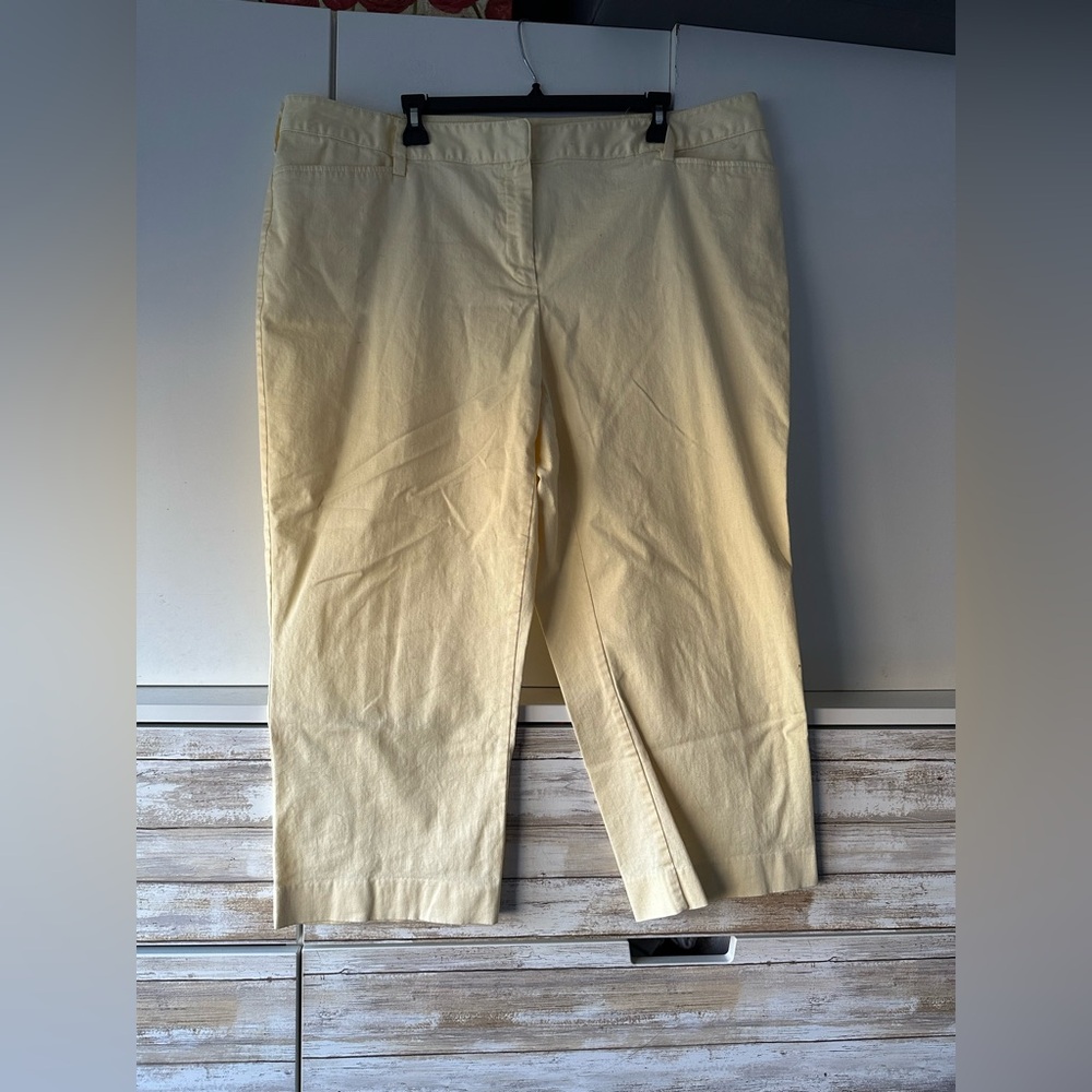 🌼 Lands’ End 20W Light Yellow Mid Rise Slim Leg Capri Pants